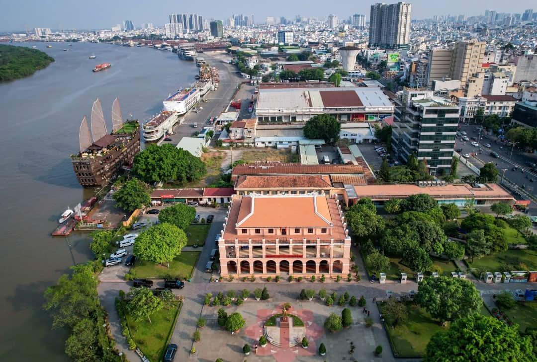 Toàn cảnh di tích lịch sử Bến Nhà Rồng ven sông Sài Gòn