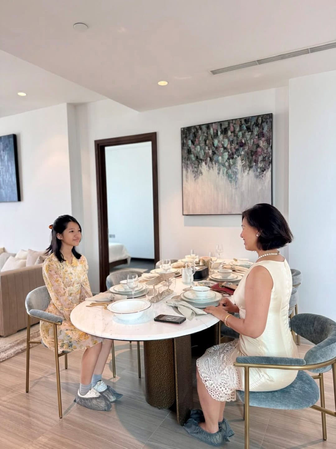 Không gian phòng ăn sang trọng và ấm cúng bên trong căn hộ mẫu cao cấp
