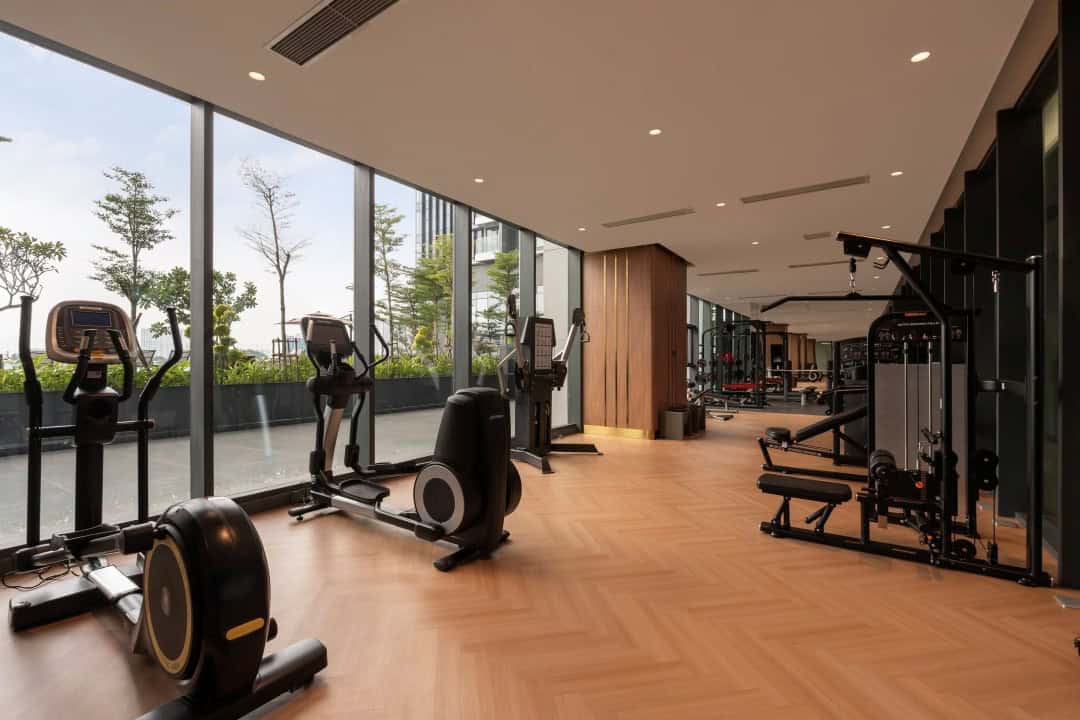 Hệ thống máy tập hiện đại trang bị toàn diện tại phòng gym view kính panorama