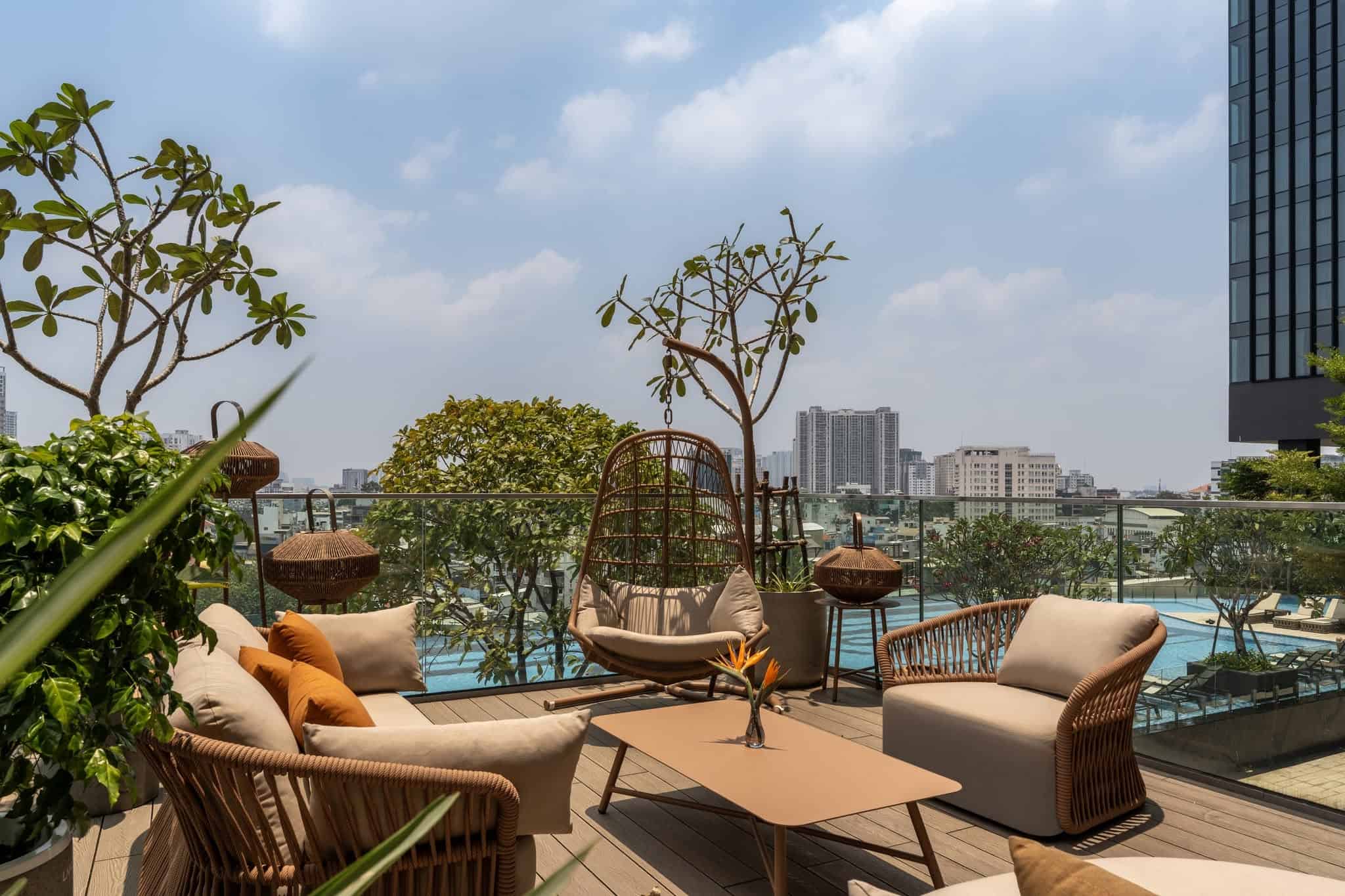 Khu vực chòi nghỉ ngoài trời ngắm view thành phố tại ban công dự án