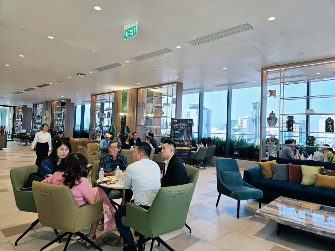 Các khách mời tinh hoa gặp gỡ và trò chuyện trong không gian lounge ấm cúng